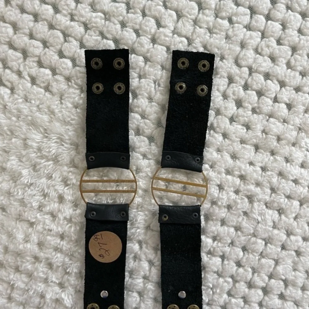 Two‎ leather brackets black gold